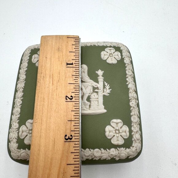 Wedgwood Jasperware Sage Green Square Lidded Trinket Box Angels Cherub Flowers - Picture 11 of 12